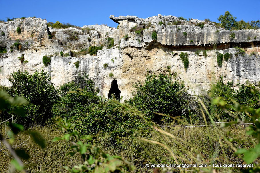 Syracuse - Latomies : Les hauts murs de la Latomie del Paradiso - L’ouverture au centre cache un tunnel qui mène à la Latomia dell’Intagliatella