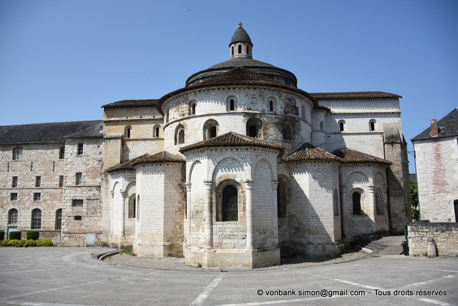 F - 42 - Souillac - Sainte-Marie : Chevet avec son abside à chapelles rayonnantes (absidioles à pans coupés et fenêtres sous arcades) - Guyenne - France