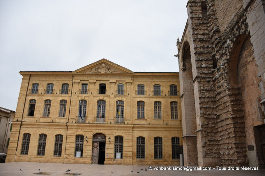 83 - Saint-Maximin : Parvis Charles II d'Anjou, Hôtel de Ville (ancienne Hostellerie du Couvent - XVIII°) - Provence