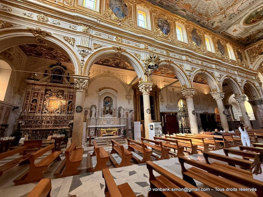 Matera - Duomo : Nef - à l'arrière-plan, les chapelles du bas-côté Nord