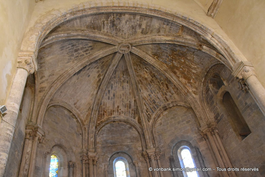 04 - Manosque - Eglise Notre-Dame-de-Romigier - Abside centrale : Voûte d'arêtes dont les nervures rayonnent autour d'une clef ornée de l'Agneau Pascal