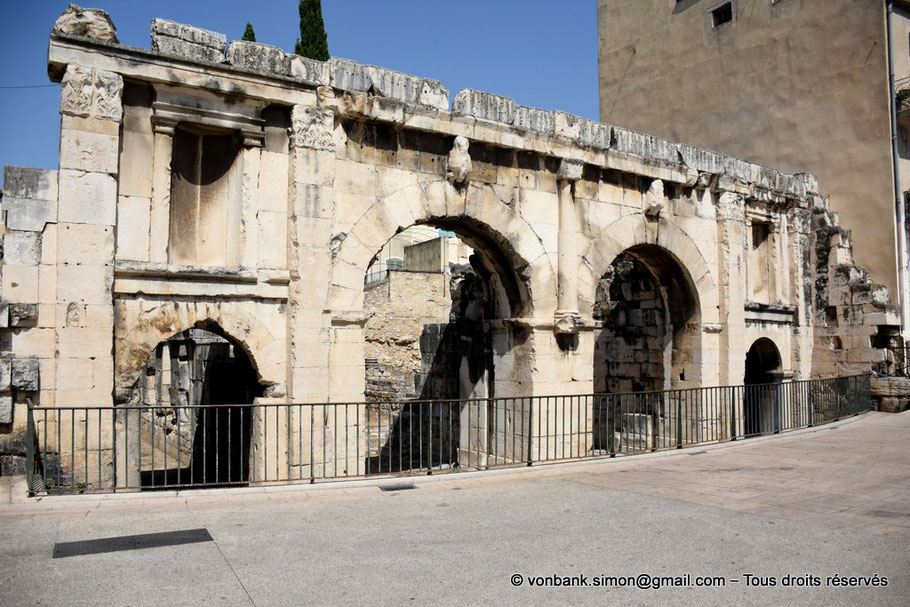 Nîmes (Nemausus) : La Porte d'Auguste (-16) - vue prise en 2022 - Narbonnaise - France