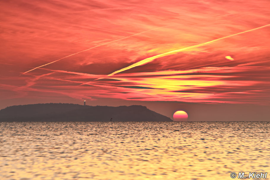 Sonne geht neben Hiddensee unter