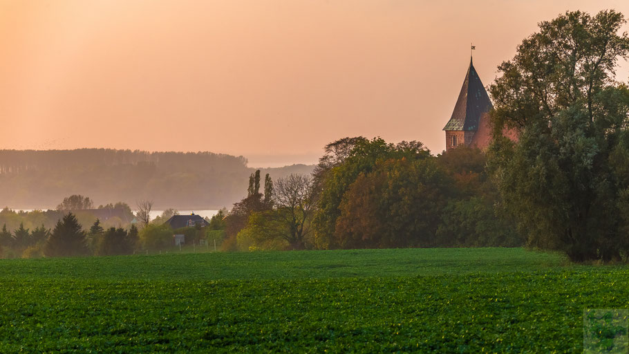 Kirche Bobbin im Herbst