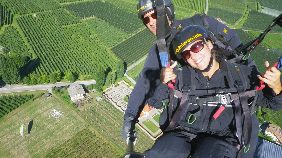 Marry me Heiratsantrag einmal anders, sag es aus der Luft mit einem Tandem Paragliding Gleitschirmflug in südtirol - preise