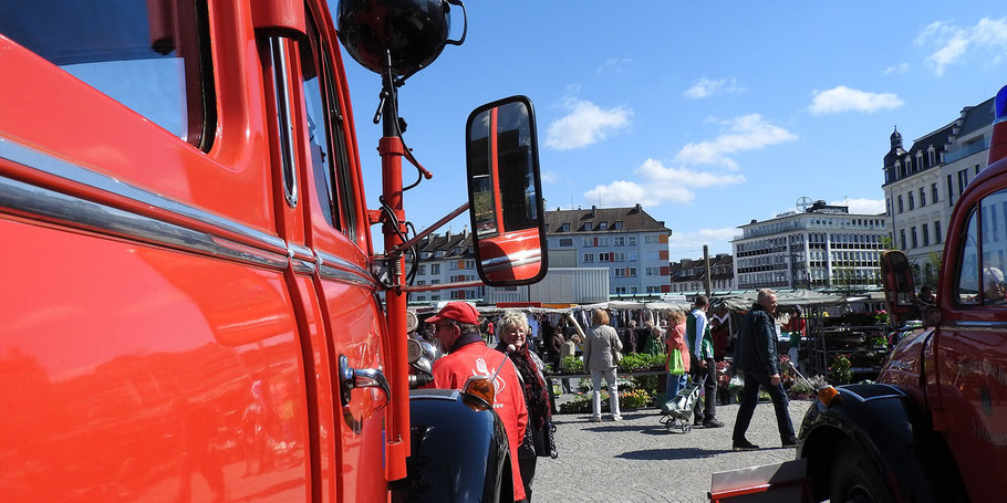 Die Solinger Feuerwehr-Oldies zu Gast auf dem Wochenmarkt. Viele der Marktkunden kennen diese nützlichen Fahrzeuge noch von früher.