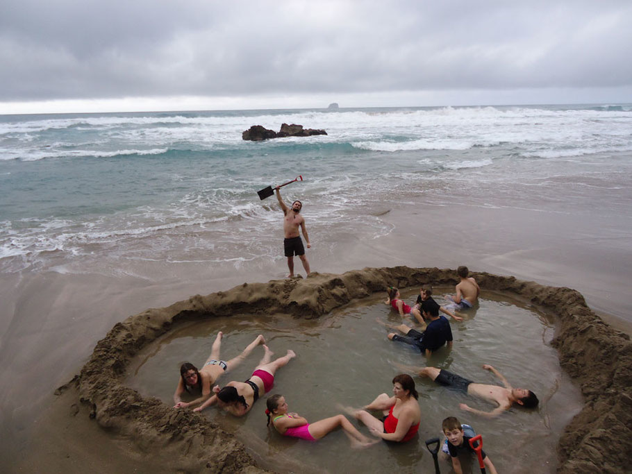 Source / Quelle: http://www.nzhotpools.co.nz/wp-content/uploads/2015/05/20-pic6-hot-water-beach.jpg