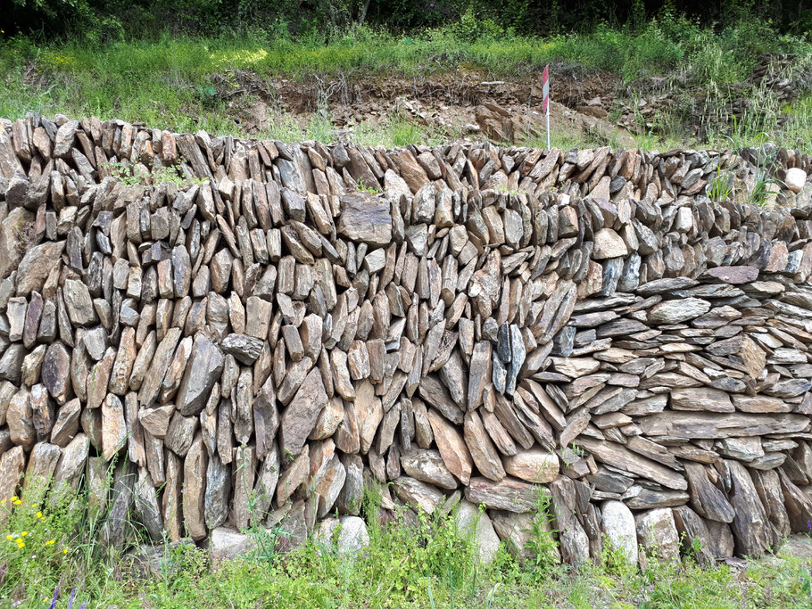 Mur de soutènement en schiste clavadé - Réalisation ELIPS 