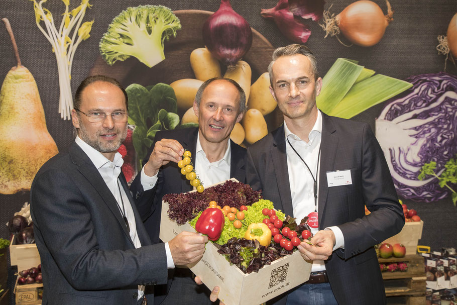 Thomas Panholzer, Geschäftsführer Transgourmet Österreich, SalzburgerLand Tourismus Geschäftsführer Leo Bauernberger und Manuel Hofer, Geschäftsleitung Transgourmet Österreich und Geschäftsführer Top-Team Zentraleinkauf
