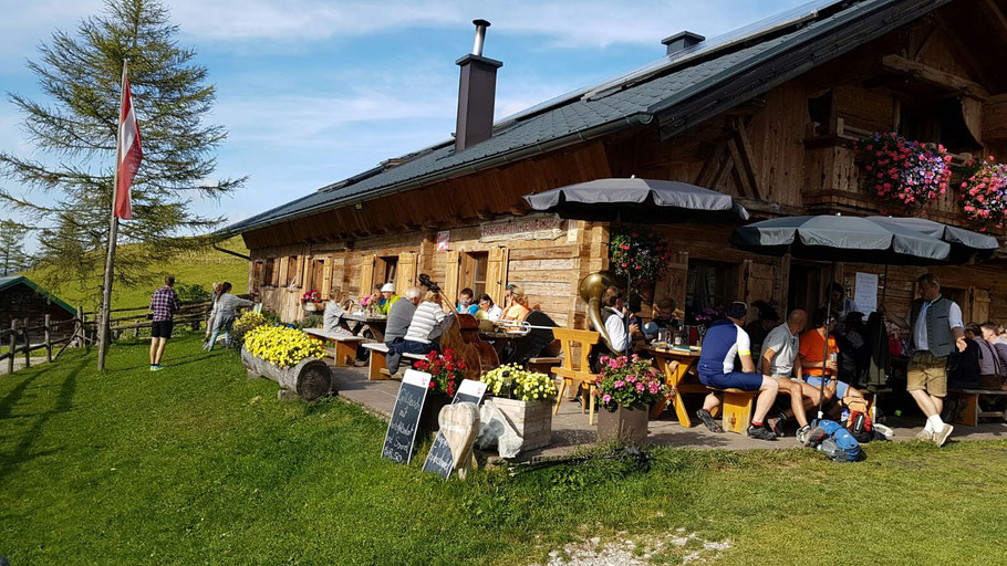 Die gut besuchte Poschnhütte (Hintersee)