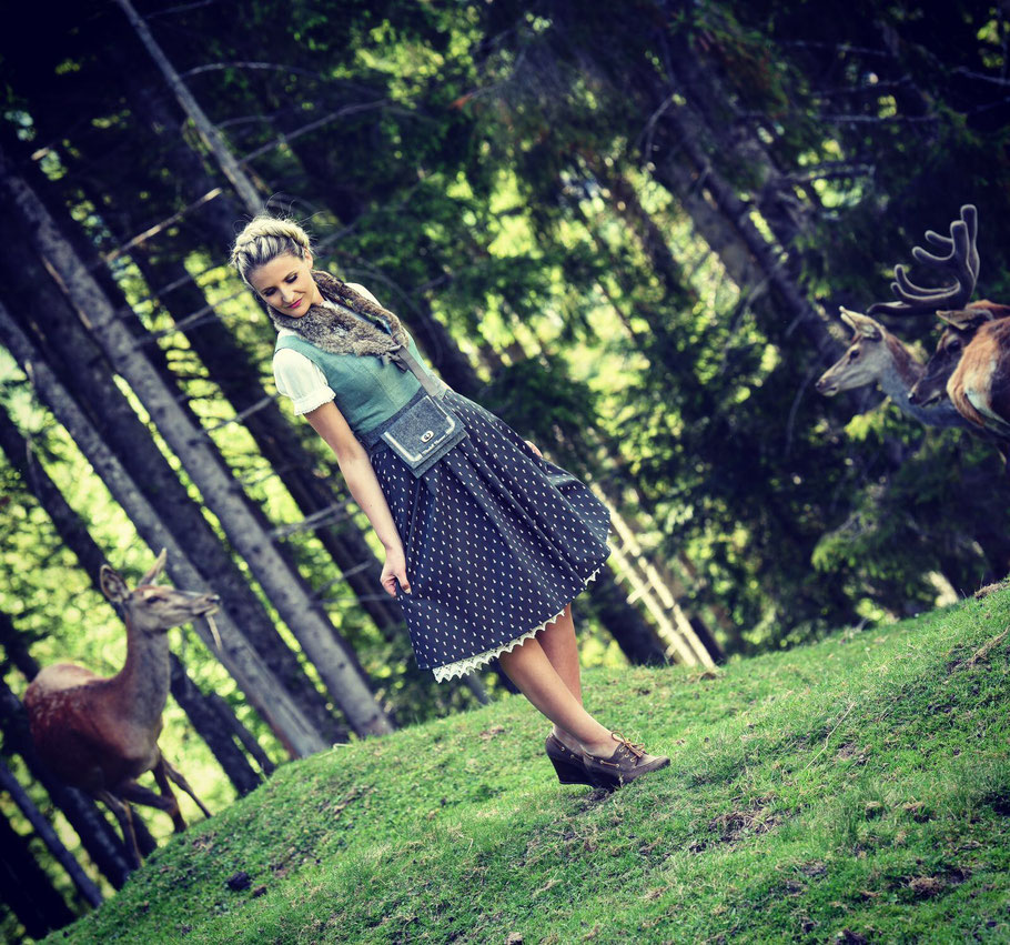 Foto: Designerin Tracy Hauenschild mit Dirndl im Wald