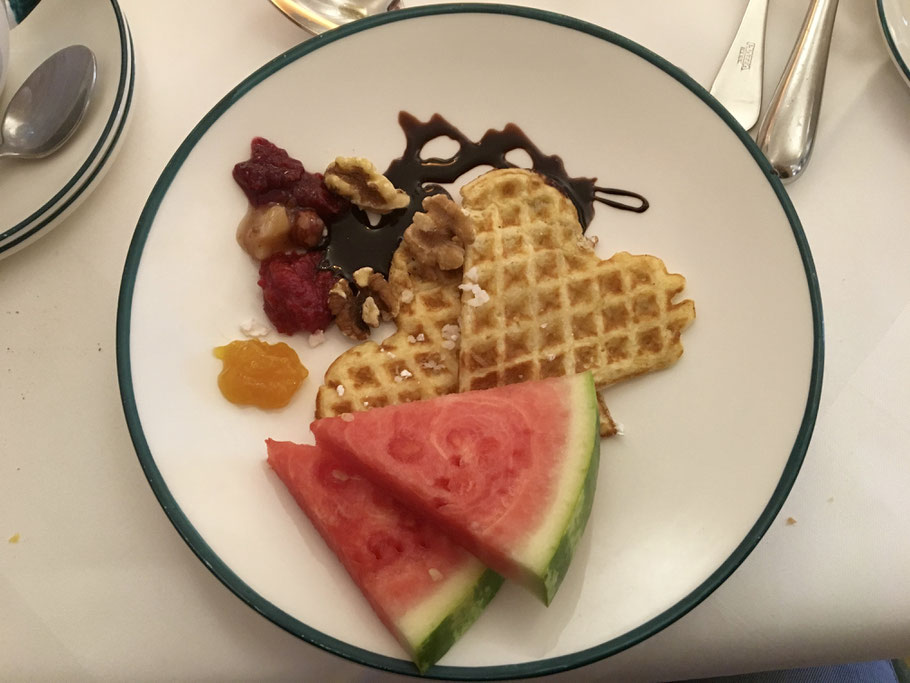 Waffeln mit Melone und dreierlei Marmeladen