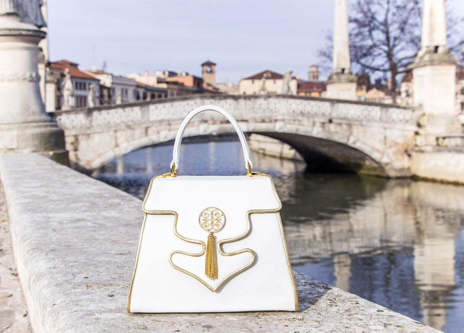 BORSE DI LUSSO ESTHER DALLA VALLE. EXCLUSIVE ITALIAN BAGS. DIANA. BORSA LUSSO. LUXURY ITALIAN HANDBAGS. BORSE PADOVA. PRATO DELLA VALLE. VENETO BAGS. FIRST CLASS HANDBAGS. BORSE ARTIGIANALI. BORSE FIRST CLASS. BORSE IN PELLE. BORSE DONNA.