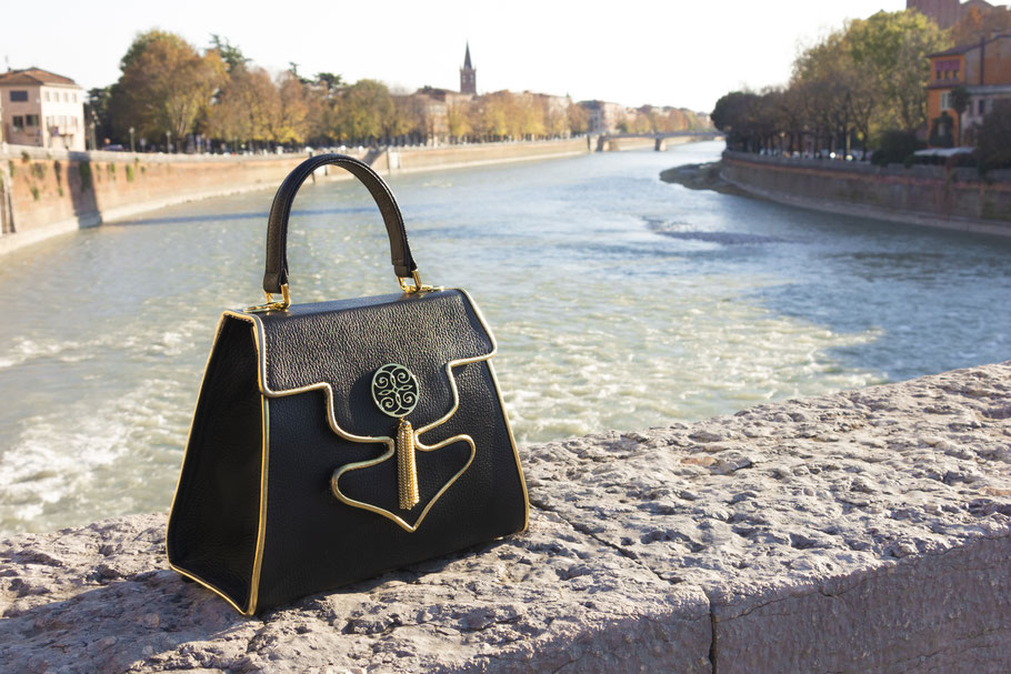 borsa in pelle manutenzione. come pulire borsa in pelle. guida manutenzione borse di lusso. con cosa pulire borse in pelle. mantenere la bellezza delle borse artigianali. esther dalla valle borse di lusso. luxury handbags. made in Venice