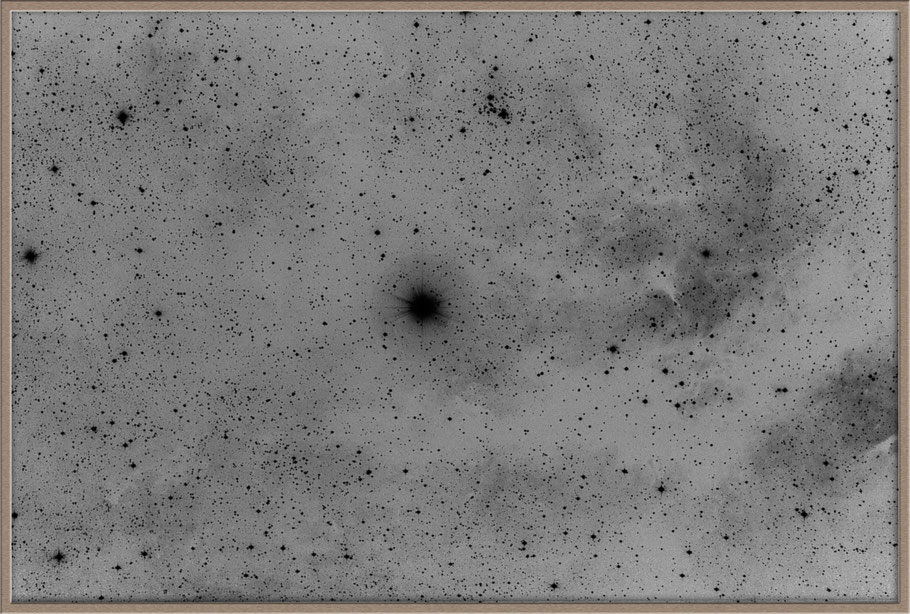 IC 1318, γ-Cygni-Nebel oder Schmetterlingsnebel und Stern Sadr + Dunkelwolke LDN 889 invertierte Aufnahme MeixnerObservatorium