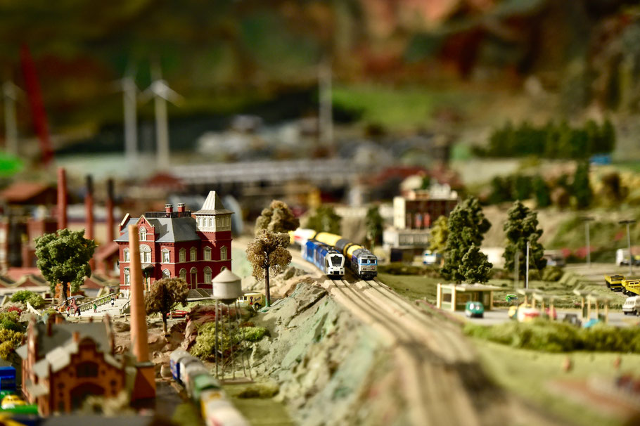 Vue immersive de Le monde Miniature à Clécy, parc de miniatures en Normandie pour une visite familiale unique