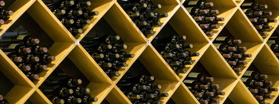 Cave à vin avec bouteilles millésimées