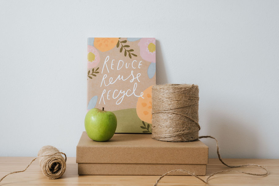 cette image représente une pomme et du fil pour symboliser le recyclage