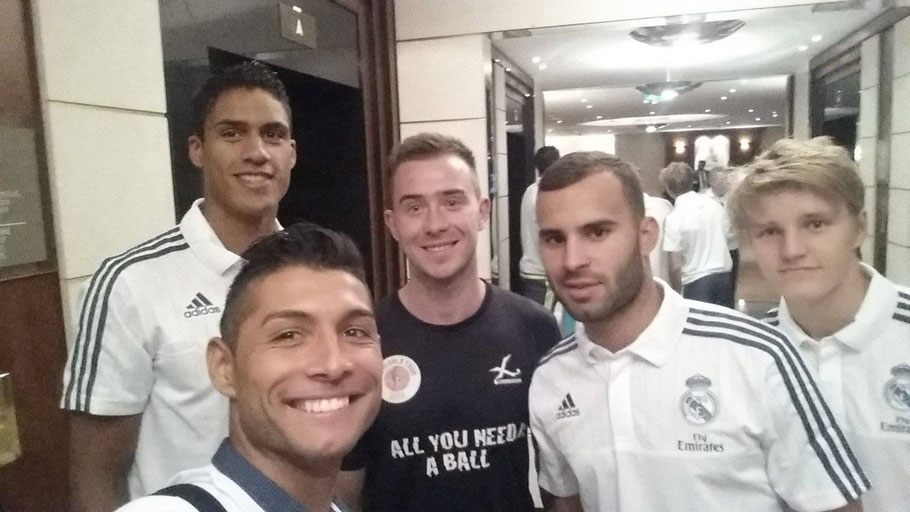 Gruppenbild des Fußball-Freestylers Saki mit Spielern und Betreuern von Real Madrid – Eventfoto aus München mit internationalen Fußball-Stars.