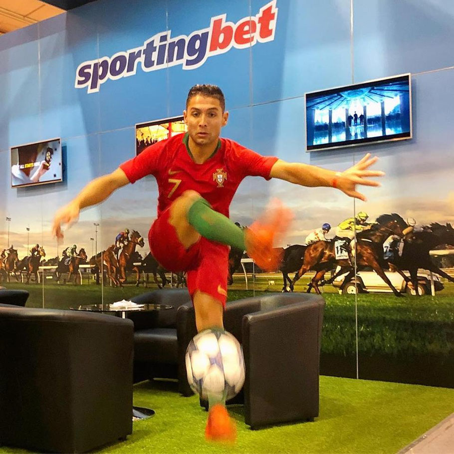 Messe-Entertainment Lissabon: Saki begleitete Sportingbet auf der iGB Affiliate Conference Fußball-Freestyle am Messestand