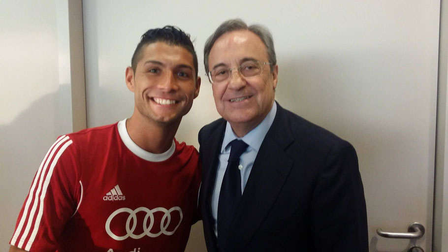 Cristiano Ronaldo-Lookalike und Fußball-Freestyler Saki mit Florentino Pérez, Präsident von Real Madrid, vor der Allianz Arena in München – Fußball-Prominenz und Eventfoto.