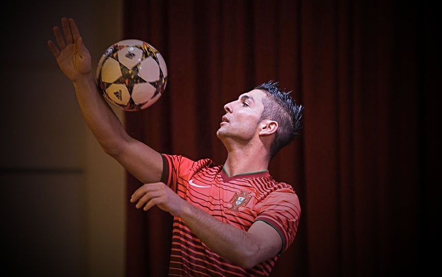 Fussballshow – Fussball Show im CR7-Look jongliert den Ball auf der Bühne.