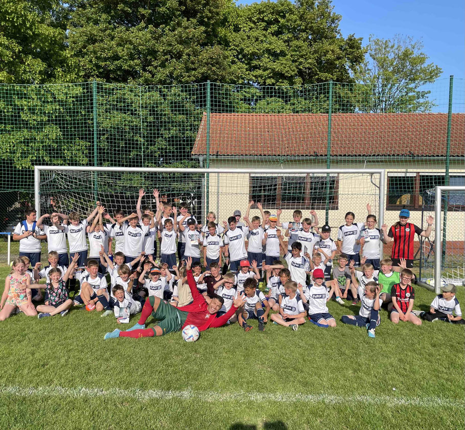 Kinder Fussball Workshop mit Ballkuenstler Saki Technik Training fuer Vereine
