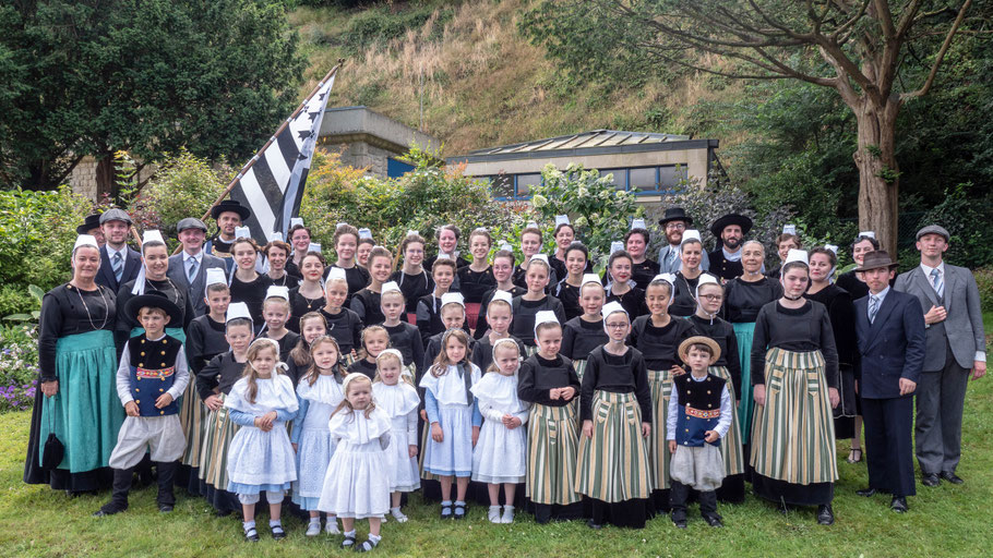 Photo de groupe des danseurs de danse bretonne du cercle celtique du Moulin Vert à Quimper