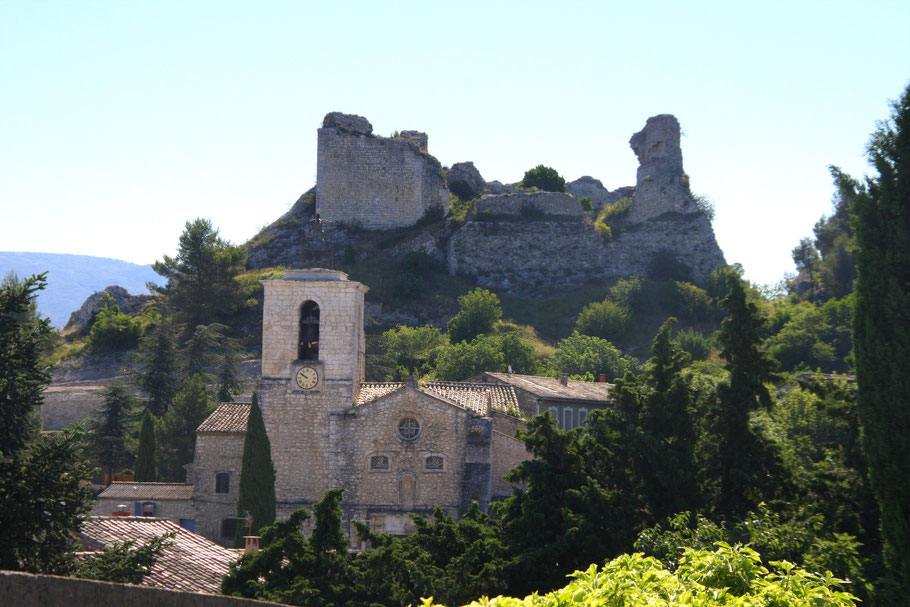 Bild: Orgon mit Église de l´Assomption, im Hintergrund die Ruinen des Château du Duc de Guis