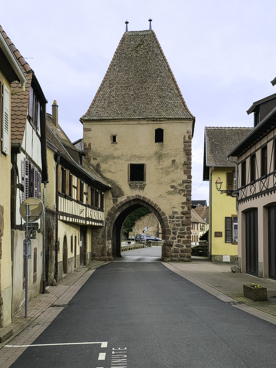Bild: Rückseite des alten Stadttores in Bœrsch mit der Statue der Hl. Médard