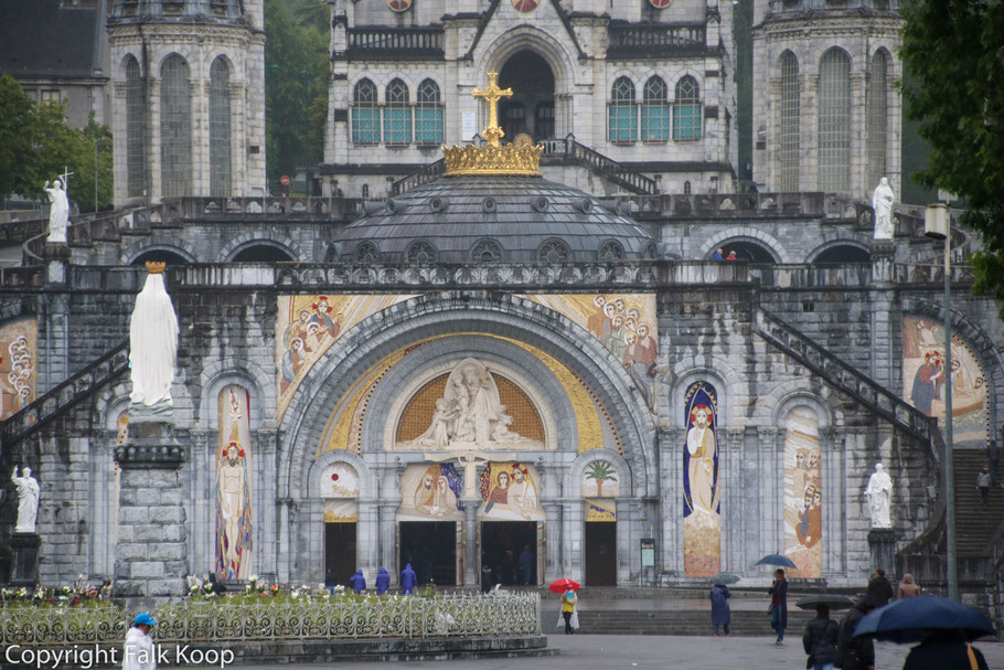 Bild: Eingang zur Rosenkranzbasilika in Lourdes