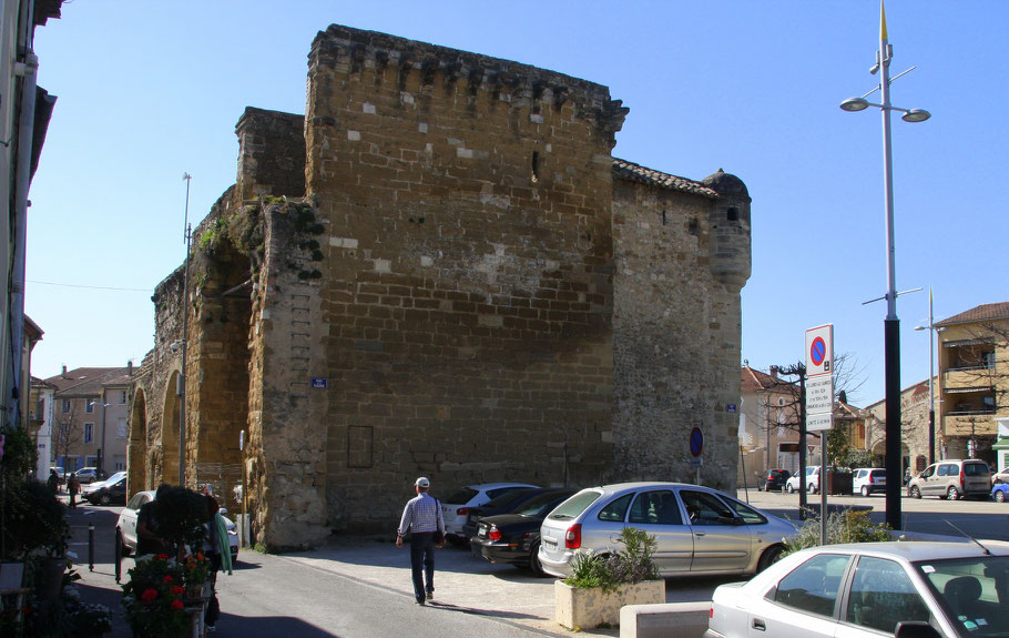 Bild: Reste der Stadtmauer mit Port Neuve in Monteux im Vaucluse