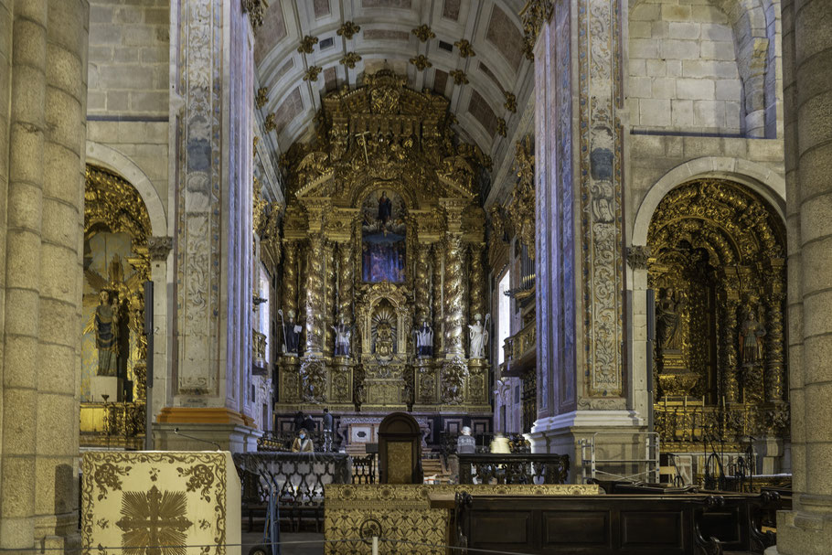 Bild: Chor mit Hauptaltar und seitlicher Orgel in de Sé do Porto