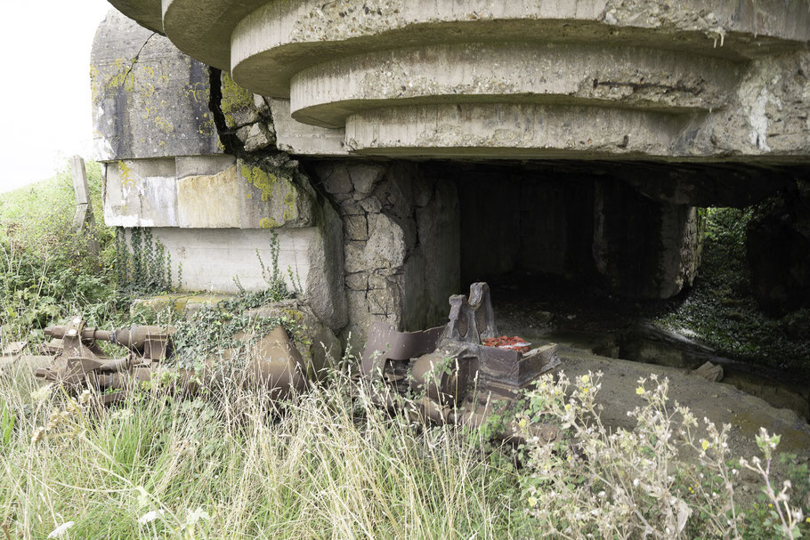 Bild: Zerfallener Bunker bei den Batteries Longues-sur-Mer