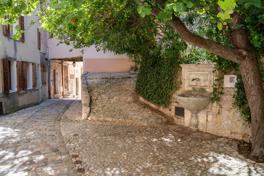 Bild: Seillans im Var mit Fontaine Font-Jardany