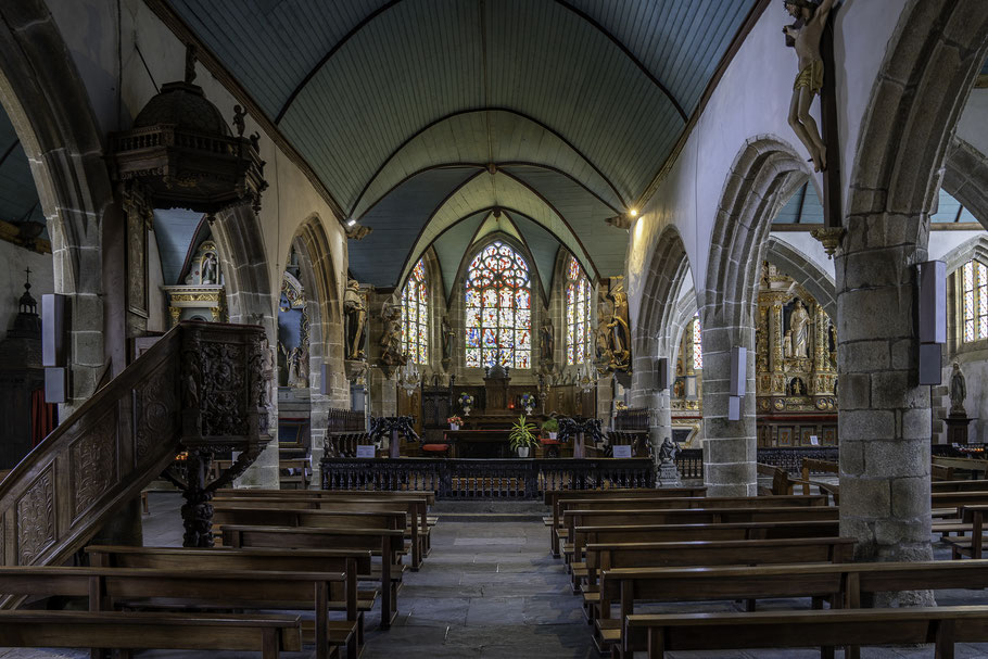 Bild: Blick in die Kirche Saint-Miliau im umfriedeten Pfarrbezirk von Guimiliau 
