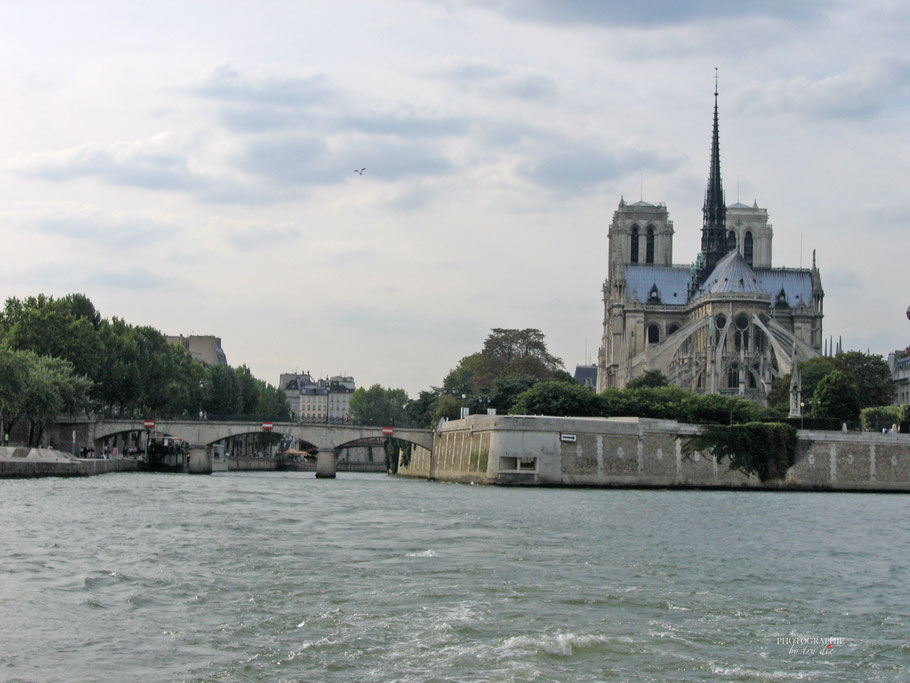 Bild:  Bootsrundfahrt auf der Seine in der Nähe von Notre-Dame