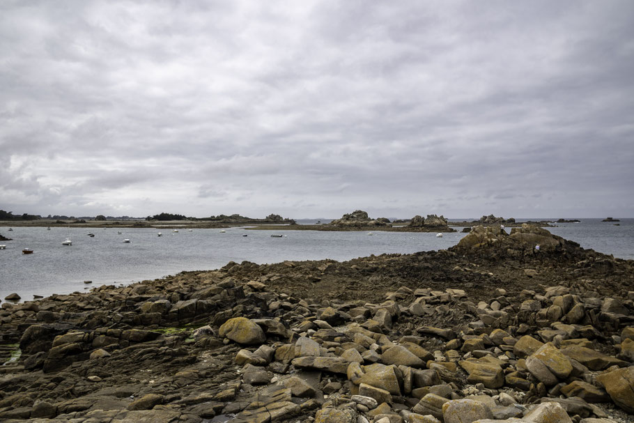 Bild: Rosa Granitküste an der Plage Pors Scaff in der Bretagne