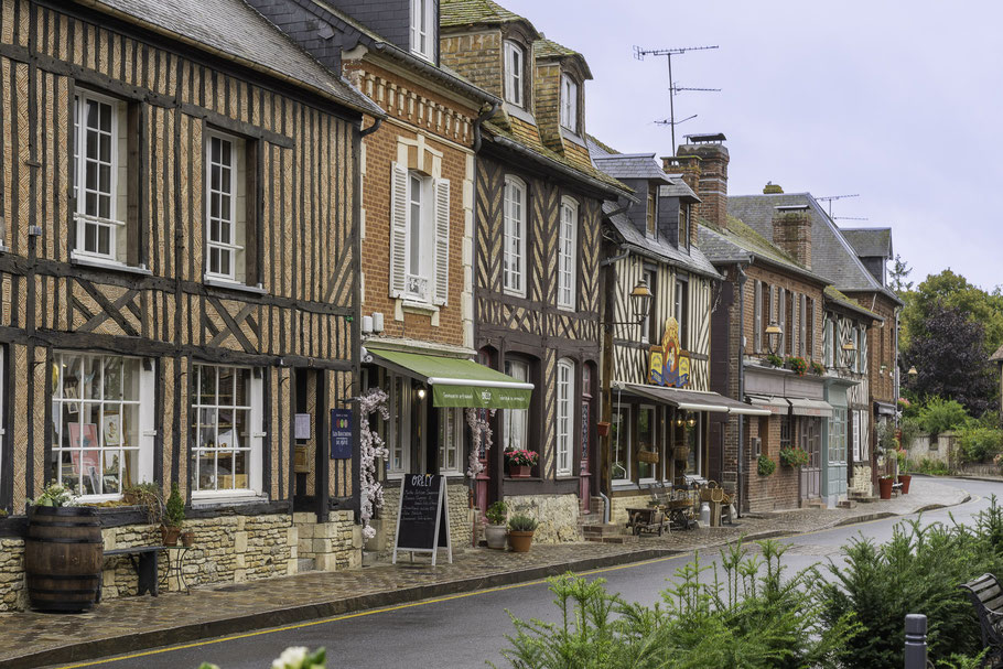 Bild: Fachwerkhäuser in Beuvron-en-Auge in der Normandie