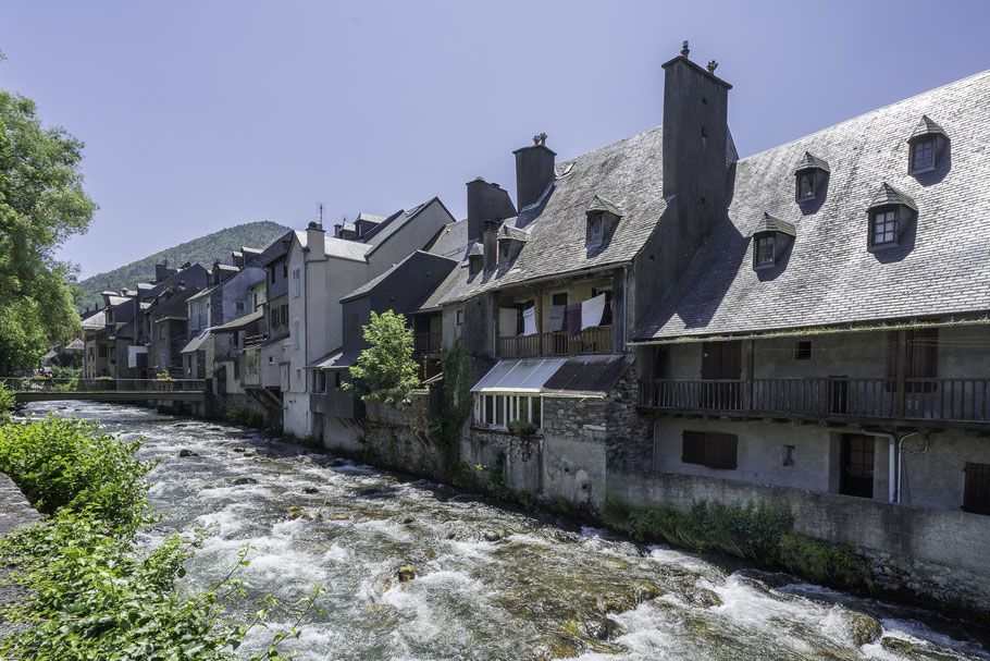 Bild: Häuserfront an der Neste du Louron in Arreau