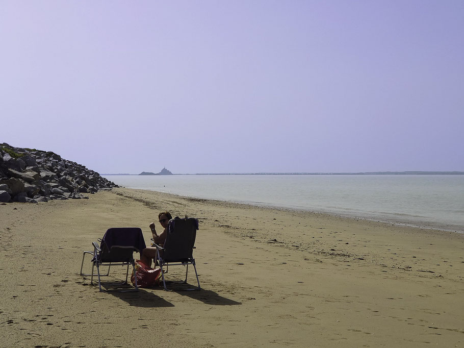 Bild: Strand von Saint-Jean-le-Thomas mit Blick auf Mont-Saint-Michel