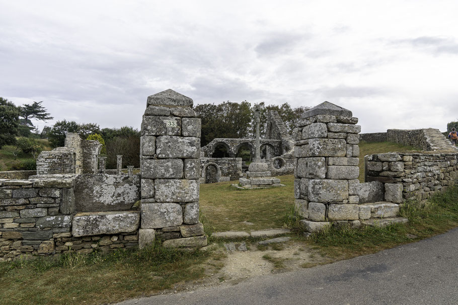 Bild: Eingang zu den Ruinen des umfriedeten Pfarrbezirkes der Chapelle de Languidou in Plovan, Bretagne