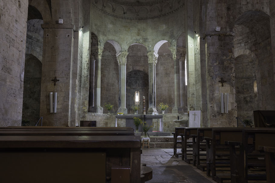 Bild: im Innern der Monestir de Sant Pere in Besalú, Katalonien