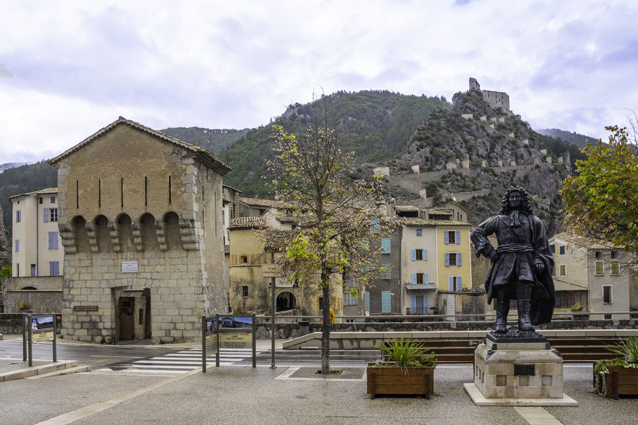 Bild: links Pforte von Vauban in Entrevaux erbaut - rechts Statue von Vauban