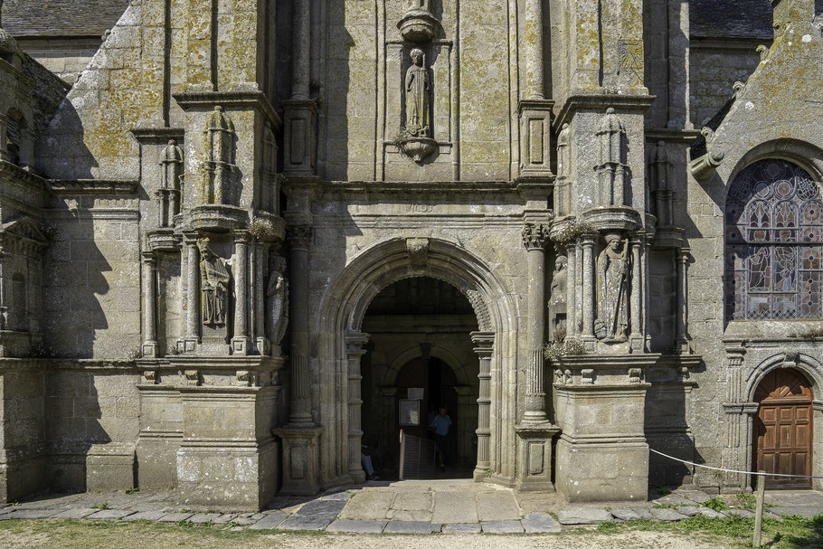 Bild: Portal zur Kirche Notre Dame im umfriedeten Pfarrbezirk von Saint Thégonnec