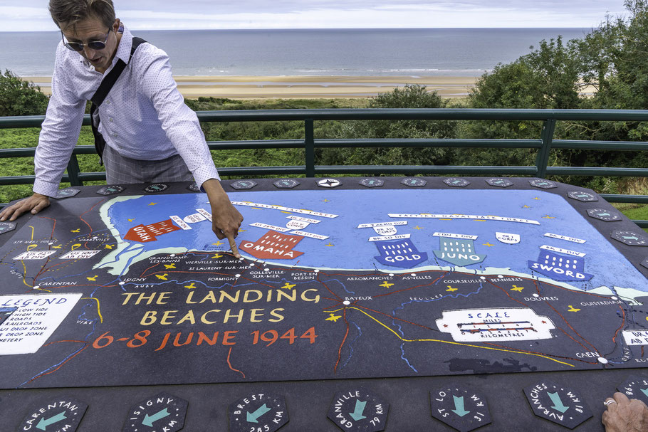 Bild: Tafel mit den Landungen der Alliierten an der Omaha Beach vor dem Cimetière américain de Colleville-sur-Mer