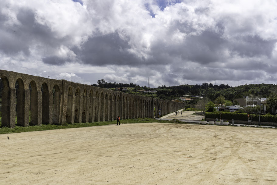 Bild: Blick auf den Aquädukt und den Wohmobilstell-/Parkplatz in Óbidos