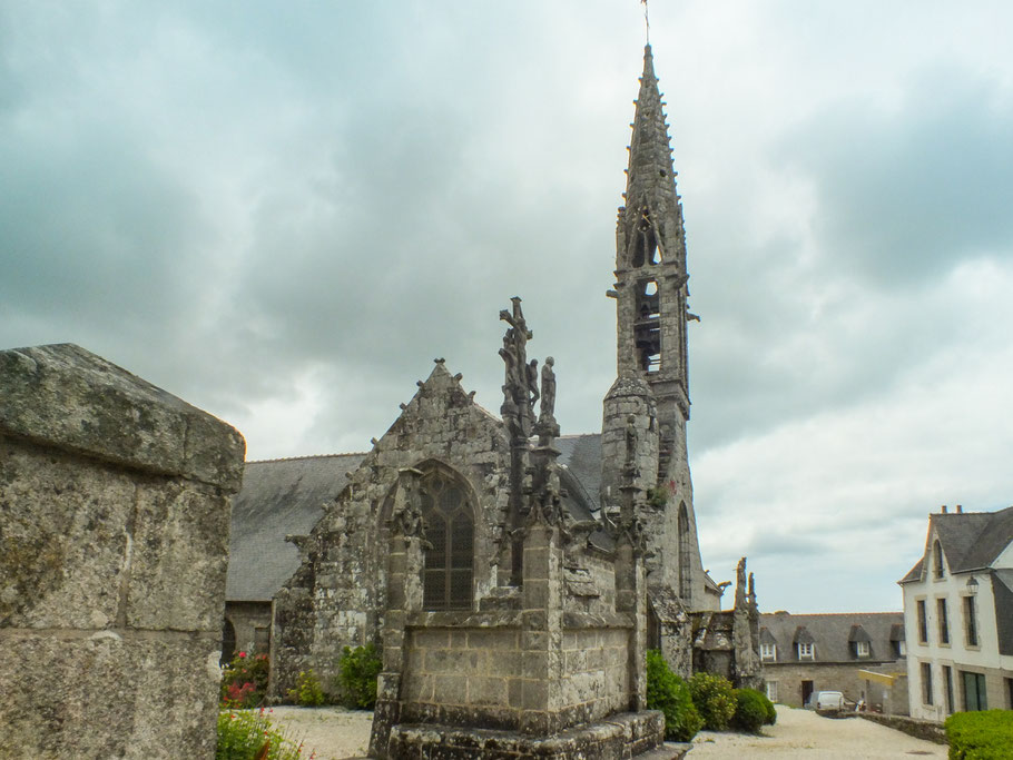 Bild: Le Église Notre-Dame Izel-Vor in La Forêt-Fouesnant mit Kalvarienberg in der Bretagne 