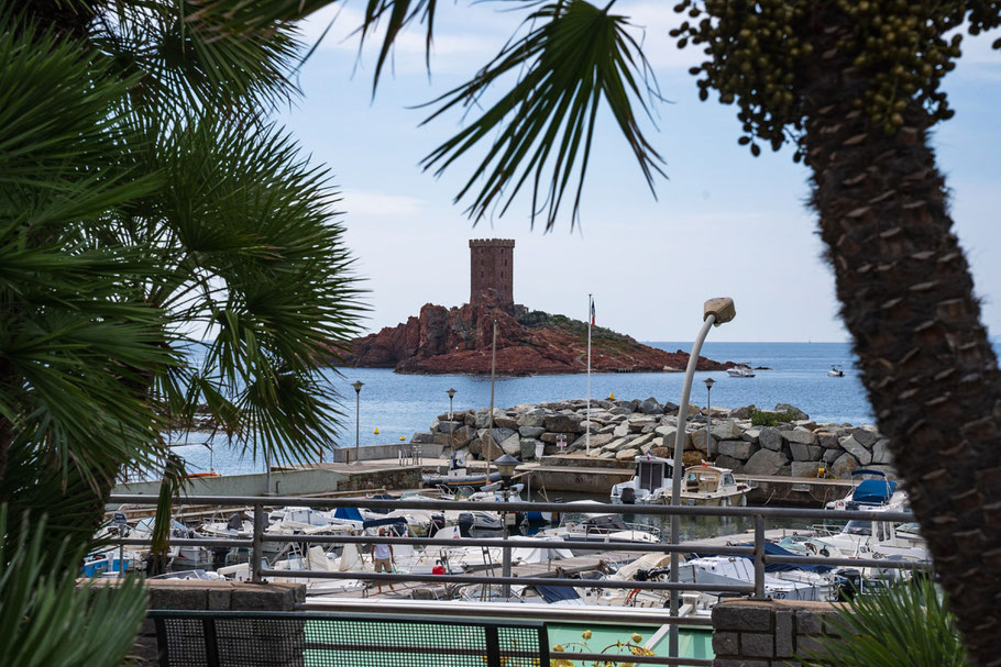 Bild: Blick vom Port du Poussai auf die Île d´Or, Saint-Raphael, Massif de l`Estérel 