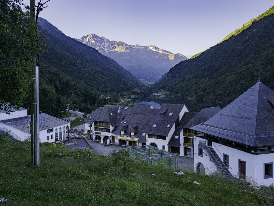 Bild: Der Blick von unserem Stellplatz in Fabrèges, unten die Seilbahn die zum Train d´Artouste führt